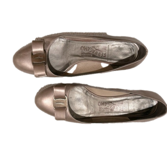 Salvatore Ferragamo Vera gold bow heeled shoe 7 1/2 - Picture 7 of 9